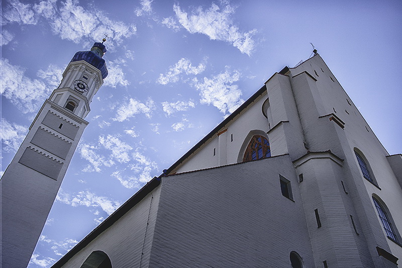 Allgäu 09 - 2014 - 20140908_0323 als Smartobjekt-1 Kopie.jpg - Der Kirchturm der Stadt, leider wurde die Kirche  gerade restauriert.